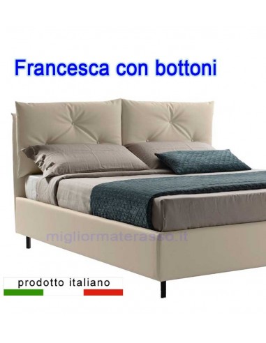 Letto con testiera a cuscini trapuntati