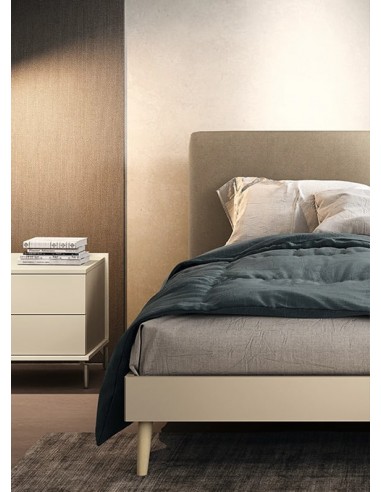 Letto matrimoniale e comodino