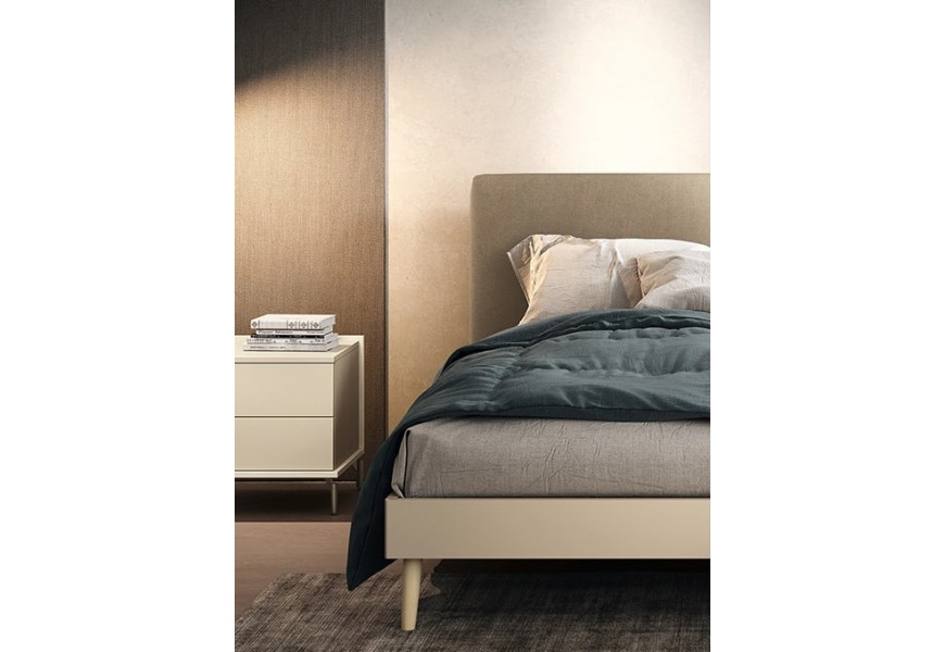 Letto matrimoniale e comodino