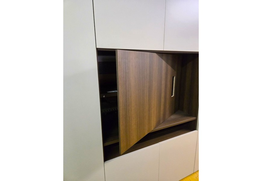 Pannello TV con apertura